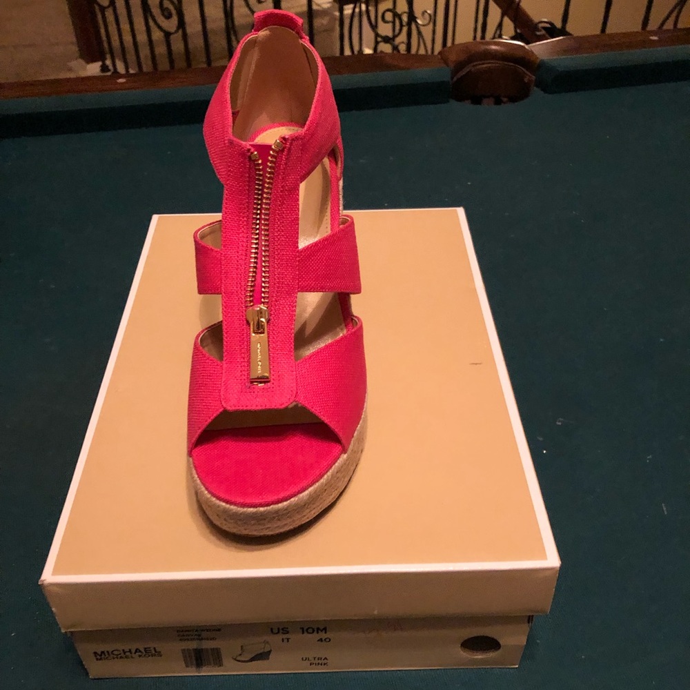 Brand new MK wedge
